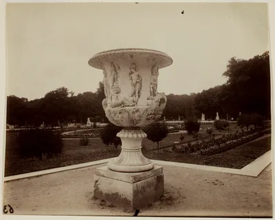 Versailles, Vase par Cornu — Eugène Atget