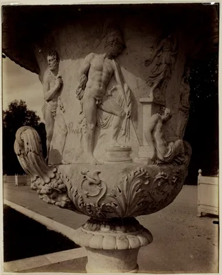 Versailles, Vase par Cornu — Eugène Atget